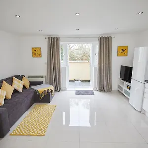 Apartment Spire View - 1 Bedroom, Sleeps 4, Parking Wifi, Southampton